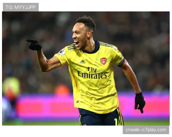 奥巴梅扬追平某位名宿的进球纪录，赛后接受表彰