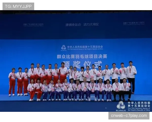 十五运会羽毛球收官夜，志愿者合影口号“热爱不息”