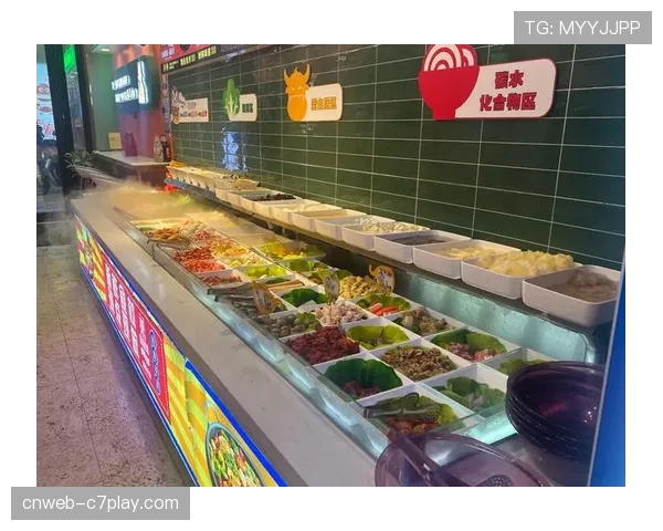 餐饮区炸鱼薯条热销 中餐档口麻辣烫受中国球迷好评